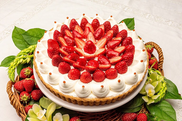 「イチゴとカスタードプリンのタルト」whole(25cm) 7,776円。