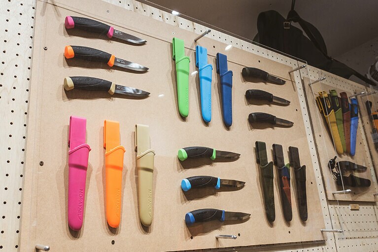 鮮やかな色使いがスタイリッシュなナイフ。