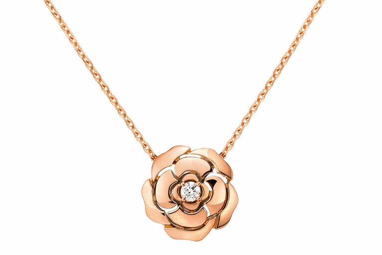 先行発売中のネックレスには、ピンクゴールドのカラーに合わせた特別なジュエリーポーチがセットに。necklACE 272,000円／シャネル(シャネル カスタマーケア)