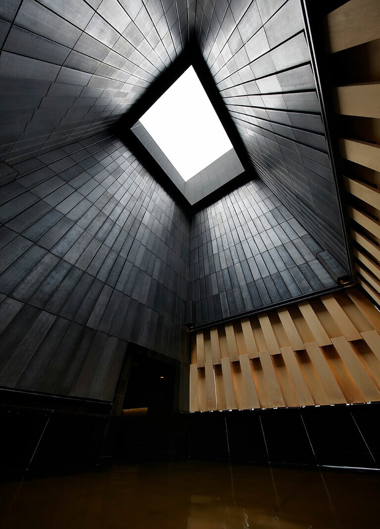 星のや東京［東京／大手町］露天風呂。高い天井の先には東京の空が。