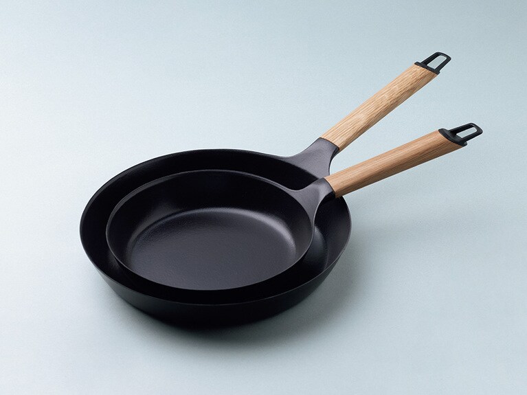 Φ20×H3.5cm　 11,880円、Φ26×H4cm　 16,830円　◯可／バーミキュラ ビレッジ