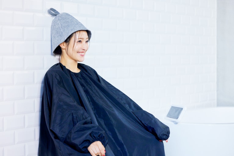 よもぎ蒸し中の大沢あかねさん。写真は『遅咲き 肌管理オタク 美容に全ぶり』より。