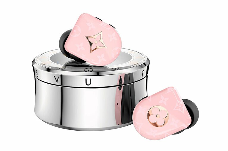 「ルイ・ヴィトン ホライゾン イヤホン-ピンク」。©Louis Vuitton