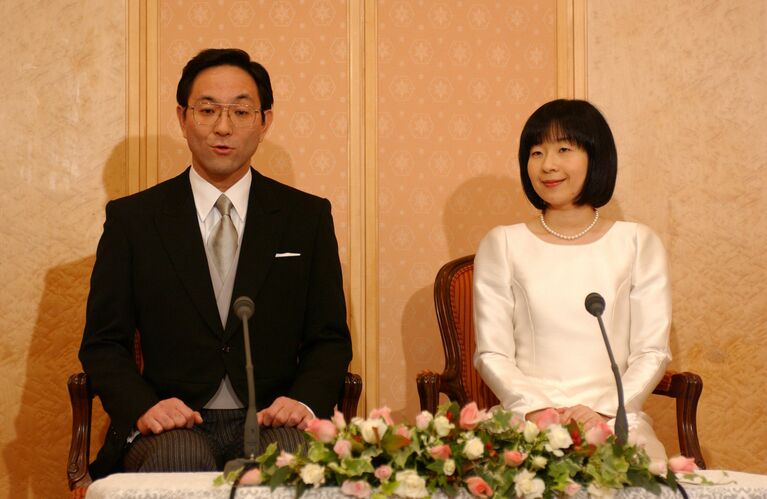 記者会見に臨む黒田慶樹さん、清子さん　©JMPA