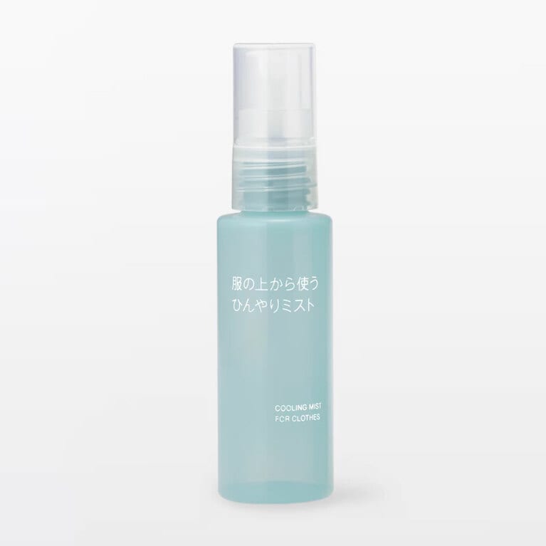 服の上から使う　ひんやりミスト（携帯用）50mL　690円。