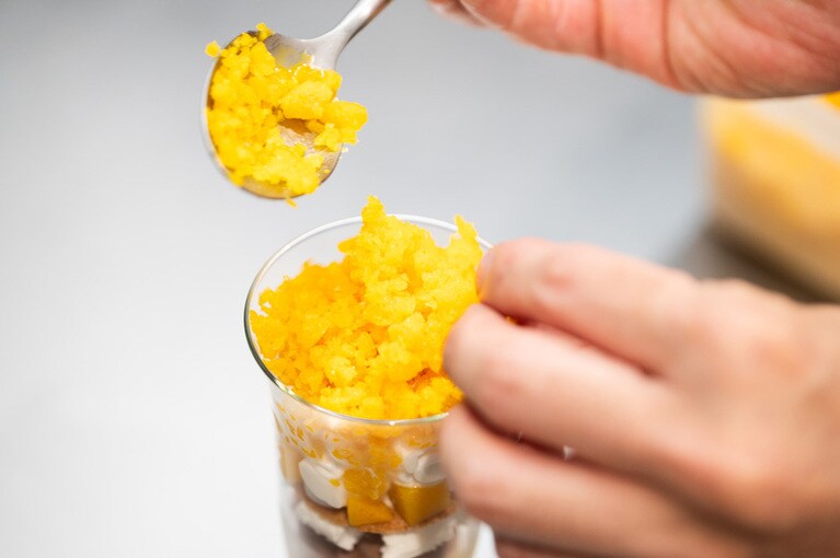 「ユキノシタパフェ ～完熟マンゴー・パッションフルーツ・ショコラ・ボタニカルジン～」。