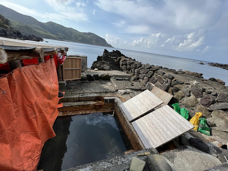 海を望む西之浜温泉の露天風呂。
