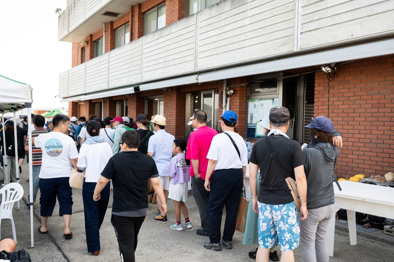 「SUZUKIYA」の朝市ラスクを求める人たちの行列。