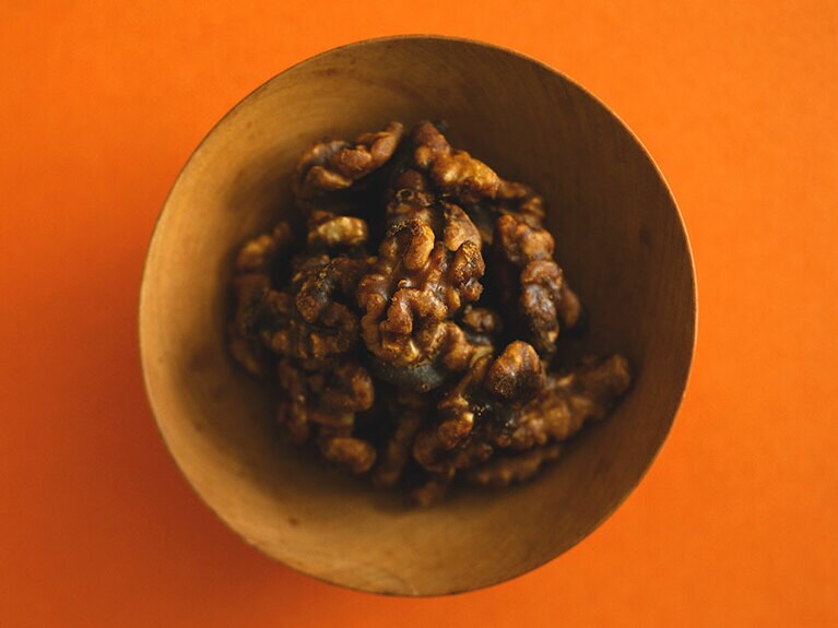 くるみの黒糖がけ。くるみは無塩タイプがおすすめ。