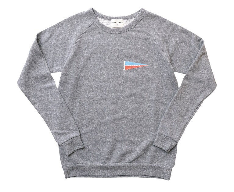 こちらも「ザ・サーフジャック・ホテル＆スイムクラブ」とのコラボ。スウェット 68ドル。