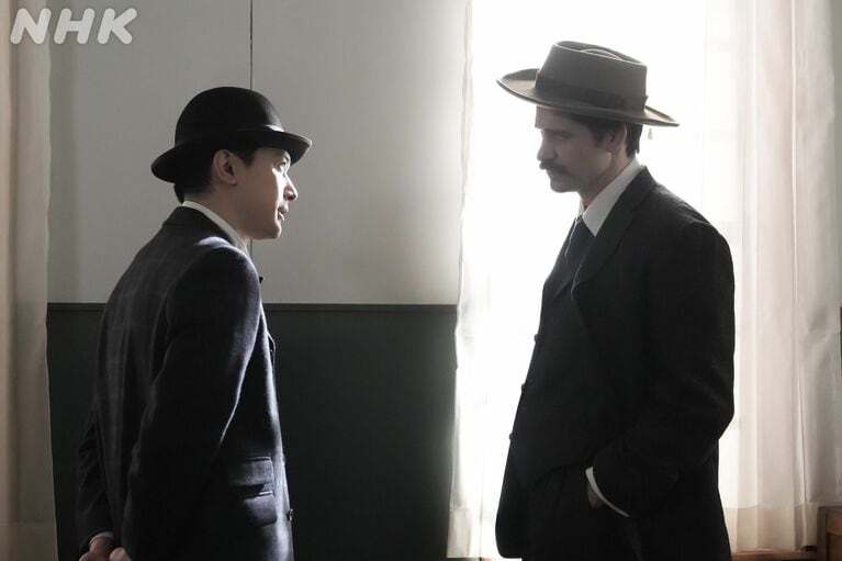 3枚…トキ（髙石あかり）について話す錦織とヘブン（『ばけばけ』公式Instagramより）