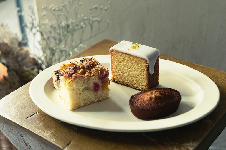 左から：その時々で焼き込む果物が変わるトロピカルスクエア 450円、レモンケーキ 400円、フィナンシェ 200円。