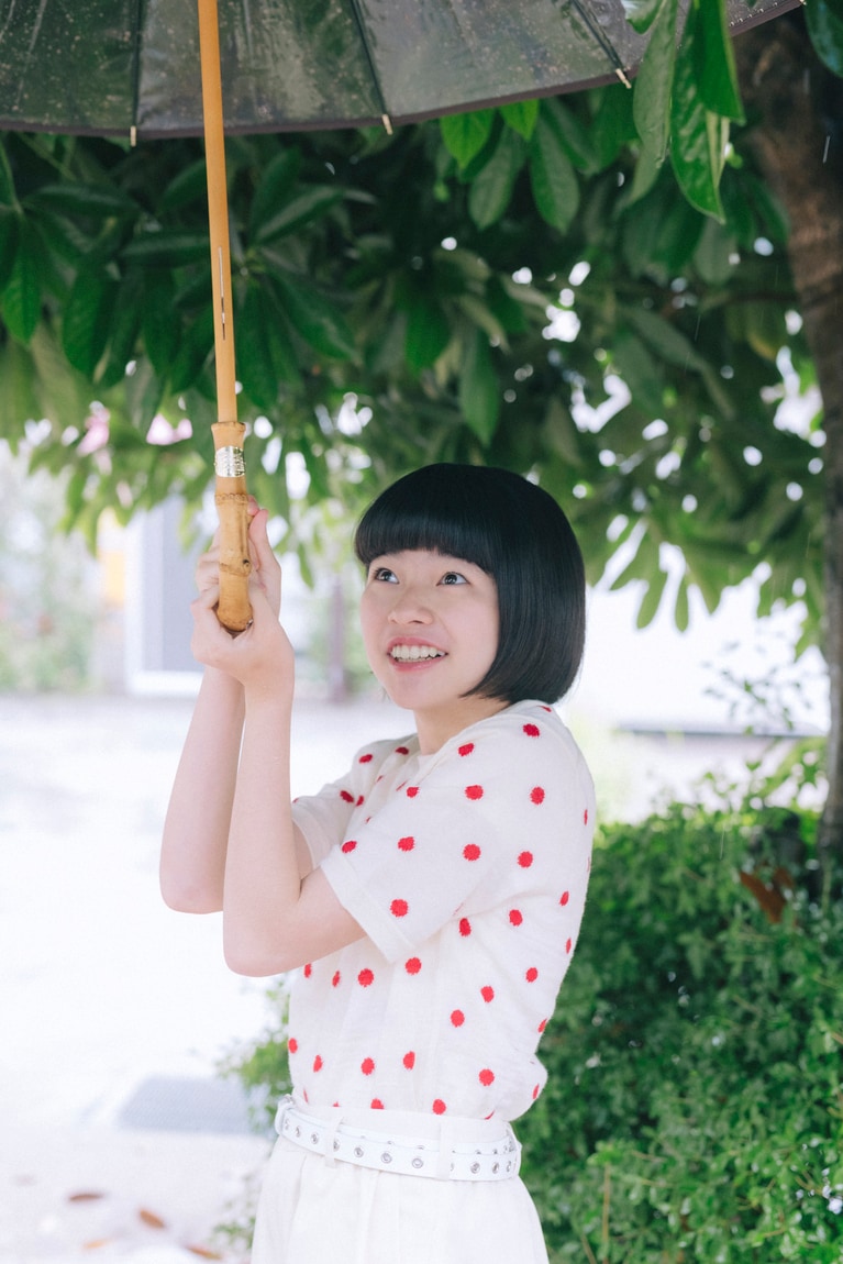 この日は雨。傘を手に撮影を楽しんでくれた鈴木唯さん。