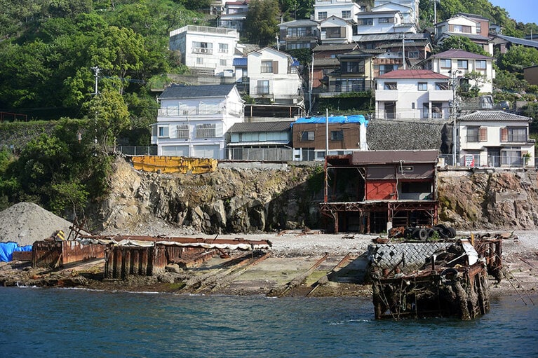 帰路も洋上から世界遺産見物ができます。こちらは小菅修船場跡。