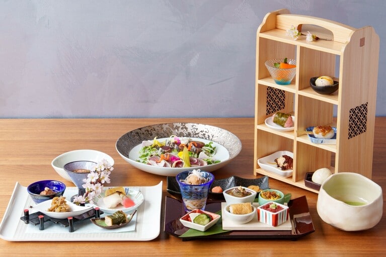 リニューアルした「桜丘アフタヌーンティー」2026年4月の献立のイメージ。1名7,000円（税・サ込）、前日18時までに要予約（1名から利用可）。ディナータイム限定「アルコールフリーフロー付プラン」1名10,000円（2時間制／税・サ込）もあり。提供期間／通年（除外日あり）