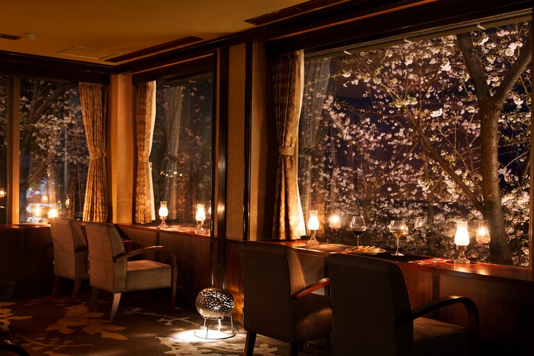 連泊すれば夜桜が楽しめる吉祥ラウンジで花見酒。※吉祥ラウンジは2連泊以上のゲストの特典。