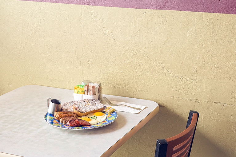 卵、ソーセージなどがのったフレンチトーストスペシャル 12.95ドル(9:00～15:00)。