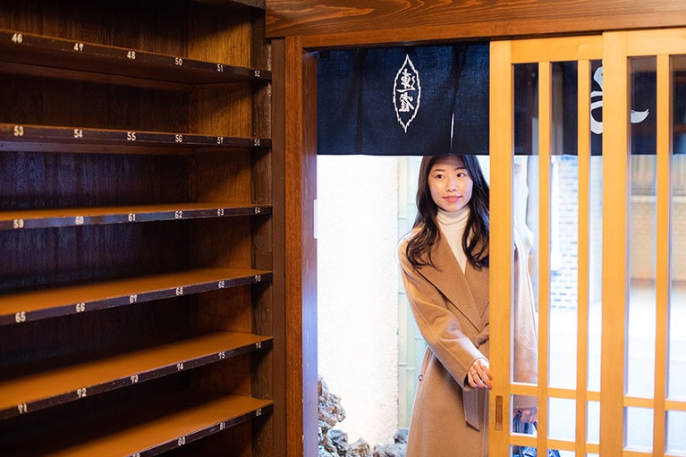 暖簾をくぐると、大きな下足箱が。