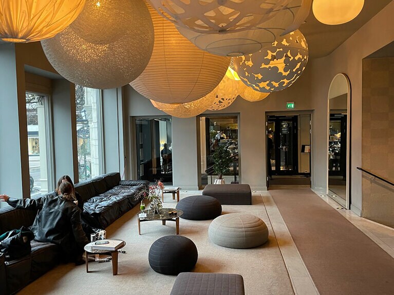 巨大な球形の照明がユニークな世界を作っているレセプション。小川撮影。