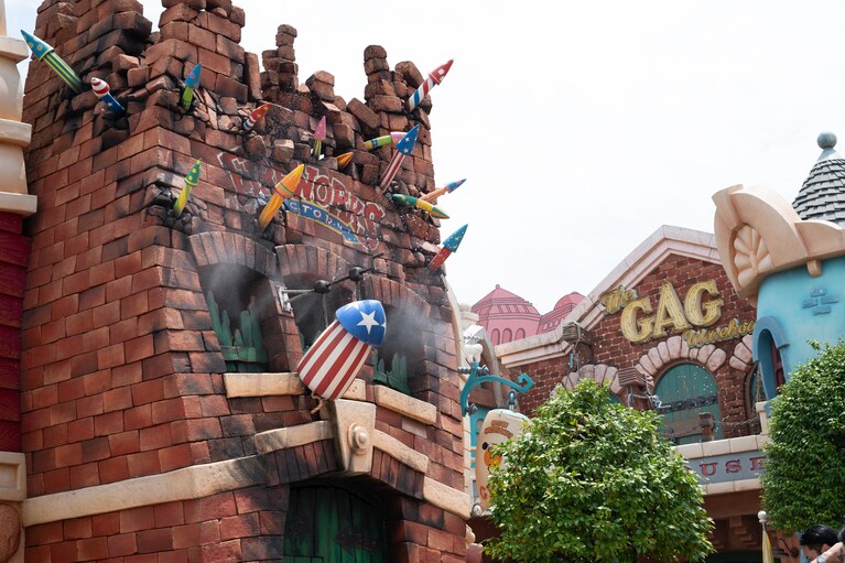 花火工場の前のレバーを押すと、「ドーン！」「パン！」という楽しい音とともに水しぶきが噴出。