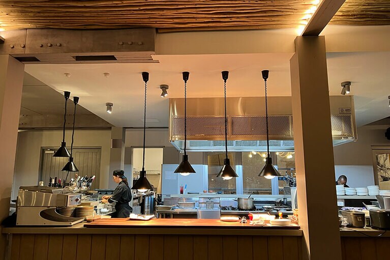 ホテル内のレストラン「ロンタラ・アット・サムファイア・ロットネスト」。東南アジアの歴史や食文化からヒントを得つつ、地元の食材を活かしたメニューを提供しています。