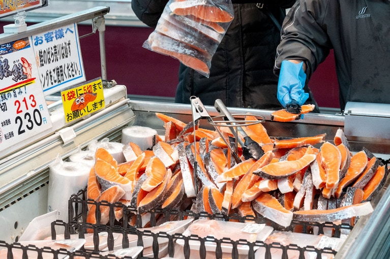 大人気の「鮭のばら売り」は1切れ230円。