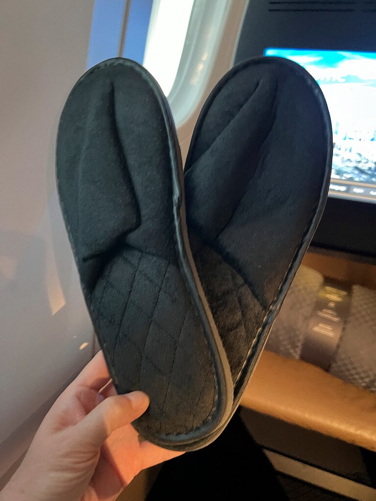 機内用スリッパは肉厚のパイル地で、ふかふかな履き心地。