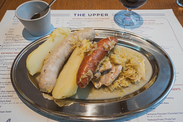 シュークルート・アルザス風 - ザワークラウト、ソーセージ、豚バラ肉コンフィ、ジャガイモ - (3,200円)。