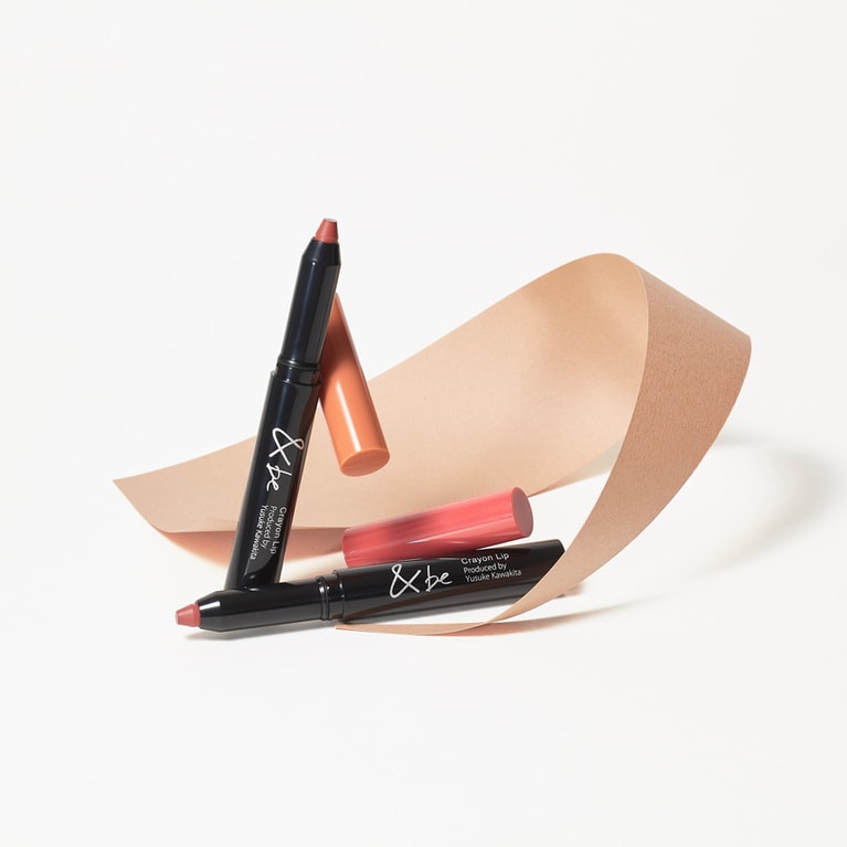 スルスル塗れるなめらかな質感。スマッジプルーフ＆ウォータープルーフ処方で、色持ちもよく進化。乾燥を防ぐ植物オイルと、唇の荒れを防ぐ保湿成分を配合。＆be クレヨンリップ 上から、肌なじみは抜群で、でも華やかさもあるベージュブラウンのナッツブラウン、唇の延長のような血色感を与えるピンクブラウン 各1,980円／Clue