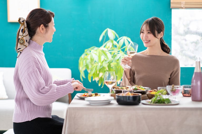 2人とも「パエリアがテーブルにあるだけで、日常から離れた旅の開放感が味わえる」とご機嫌。