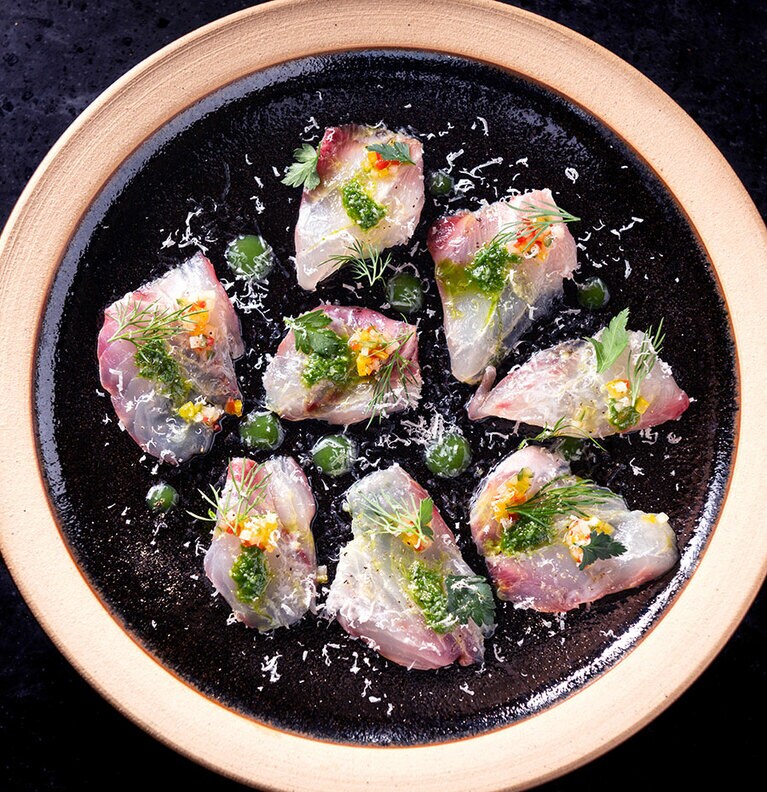 “地魚のカルパッチョ” 1,800円。この日は、大田産の新鮮なイサキを心弾むスタイルで。器はいずれも出西窯のもの。※使用する器は異なる場合もあり。