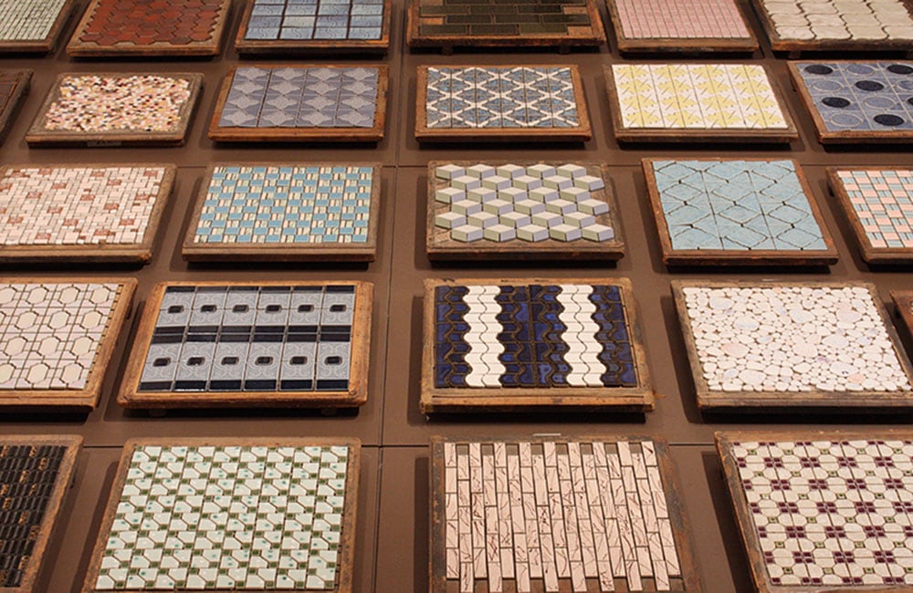 モザイクタイルの多様なデザインの可能性を感じられる貼板。©Akitsugu Kojima