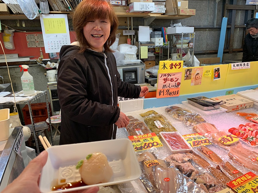 「太田鮮魚店」で生きているホタテを開けてもらった。ワサビと醬油、とびきりの笑顔つきで、なんと250円！
