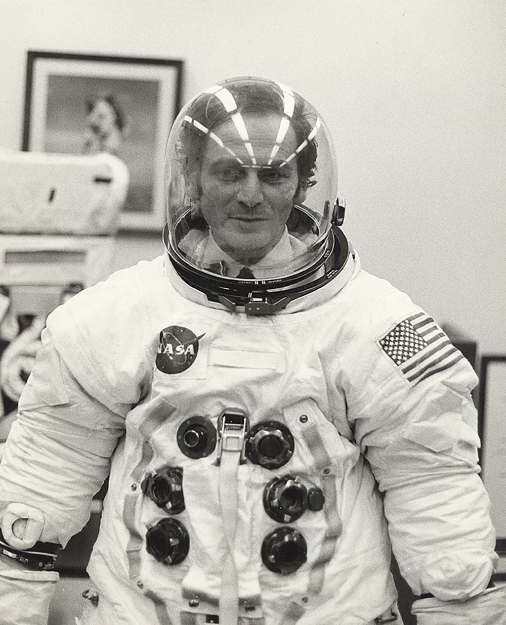 アポロ11号で着用された宇宙服を着たピエール。Pierre Cardin wearing Apollo 11 space suit, 1969. (Photo: Courtesy of Archives Pierre Cardin. ©Archives Pierre Cardin)