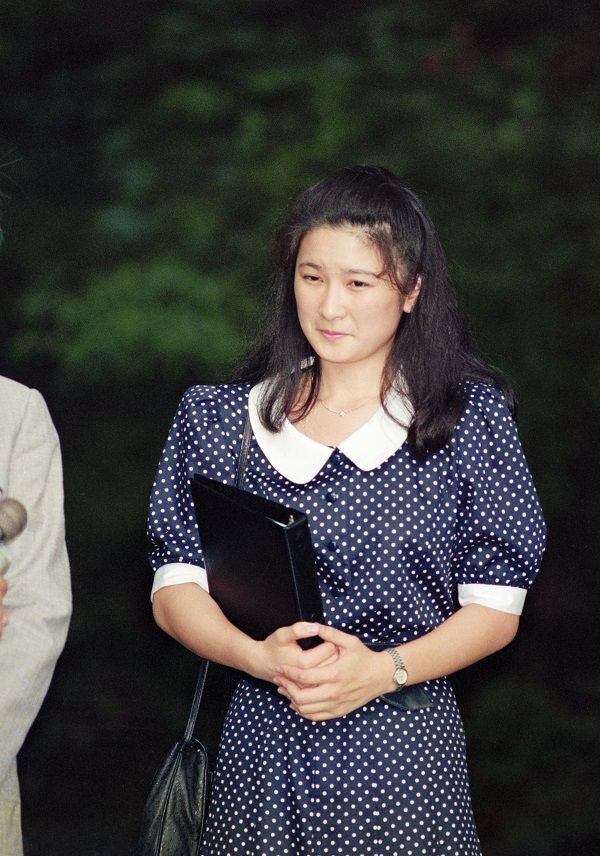 1989年8月、婚約報道後、初めて報道陣の前に姿をみせた川嶋紀子さん（当時）　©時事通信社