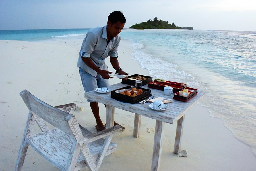 朝食の準備に取り掛かるスタッフ。海と空の真ん中での朝ごはんはごきげんです。