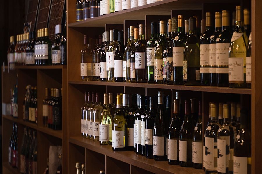 山梨県80社のワインが並ぶ。