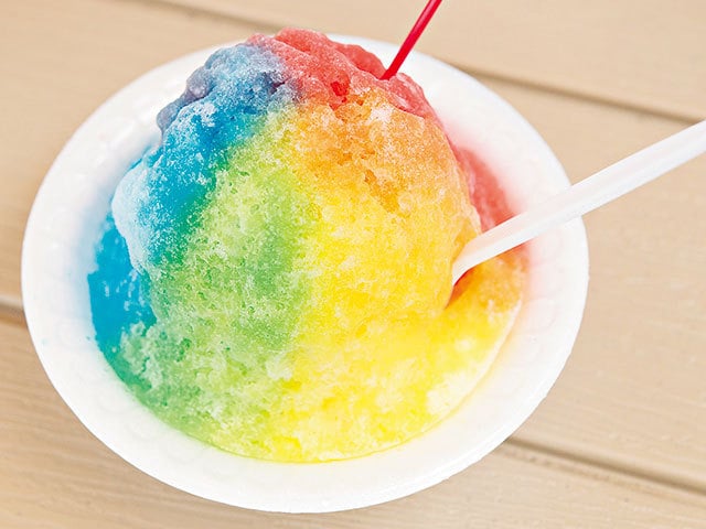 ホノルルのシェイブアイスの老舗で ローカルも愛する虹色のかき氷を 味も見た目もナイス ハワイのカラフルスイーツ10選