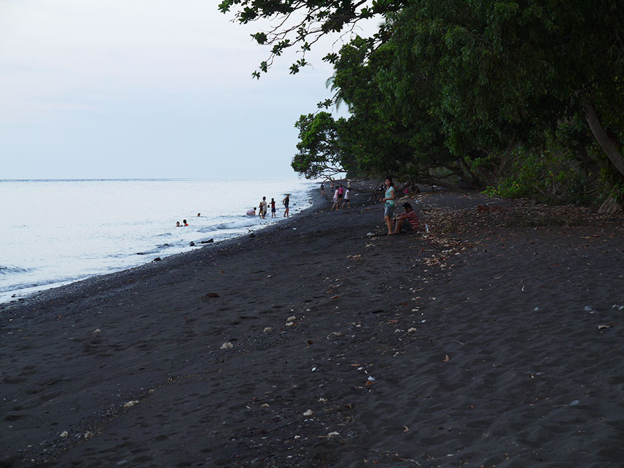 スパビレッジ・リゾート・テンボク・バリの前のビーチでは、地元の子供たちが夕方になると遊びにきます。