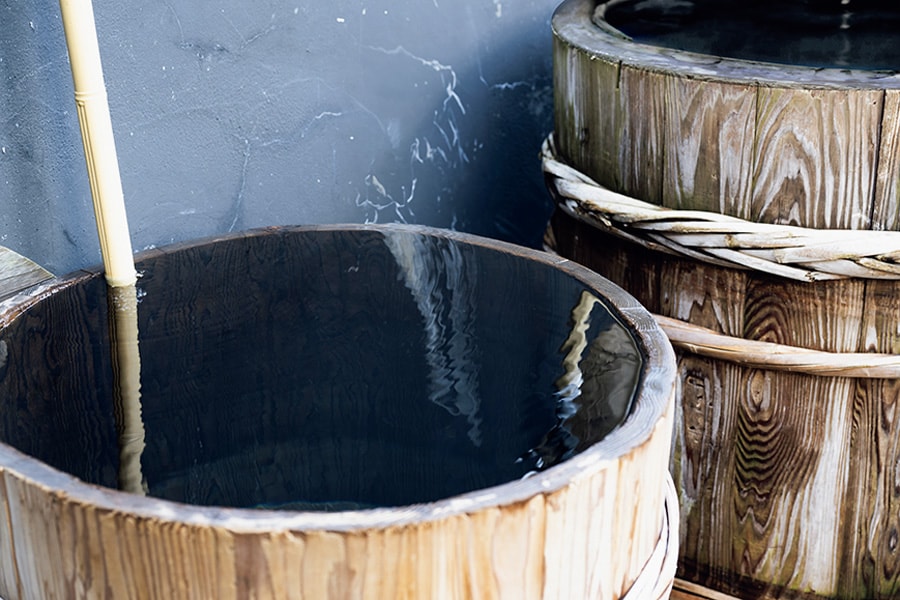冷却用の天然水で満たされているのは、何と野沢菜漬けの樽！