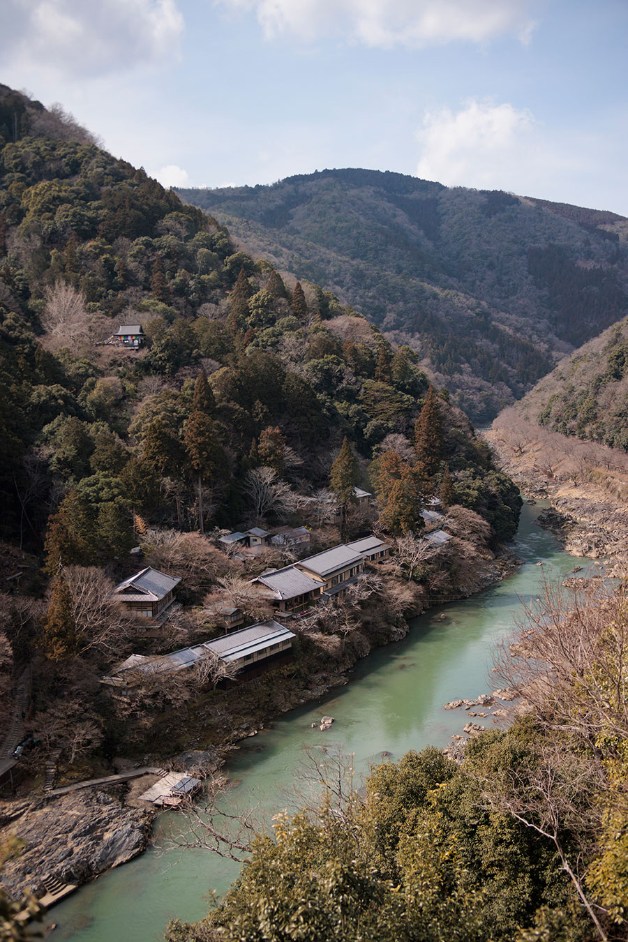 翡翠色の大堰川をさかのぼると、左手に見えてくる「星のや京都」。