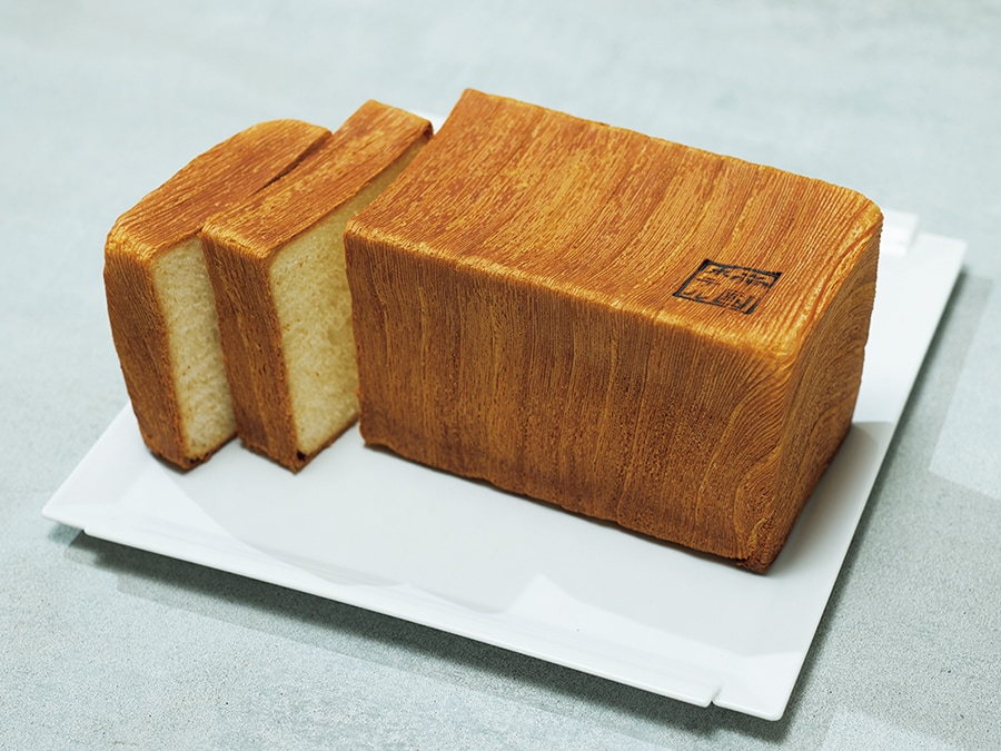 食パン生地をクロワッサン生地で包んだ新感覚の食パン「セルン」。2斤 3,240円。