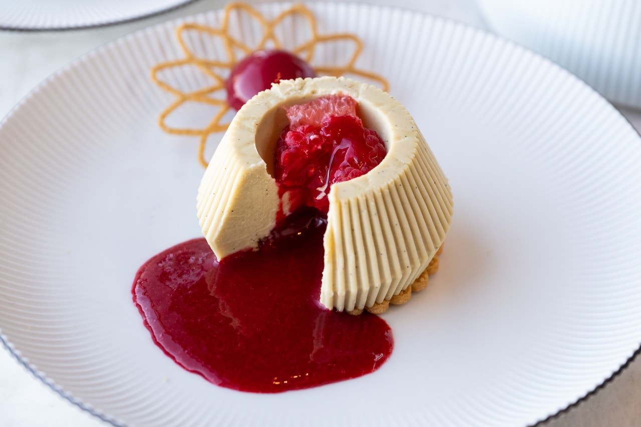 大きいので、途中でソースをかけて味に変化を。