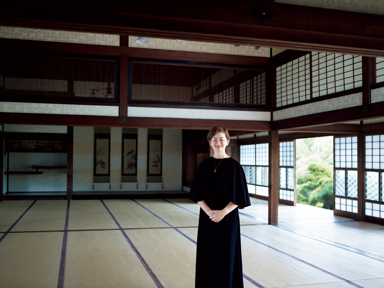 百畳の大広間にて。畳を上げた敷舞台で能楽を行ったり、結婚式の披露宴会場になることも。平時は、子どもがかけまわったり、お昼寝する人もいるのだそう。「価値はあるけど”腫れ物”ではない。馴染みがあるほうが大事にする意識も生まれるんだと思います」と代表。ここは幸せな空気に包まれている。