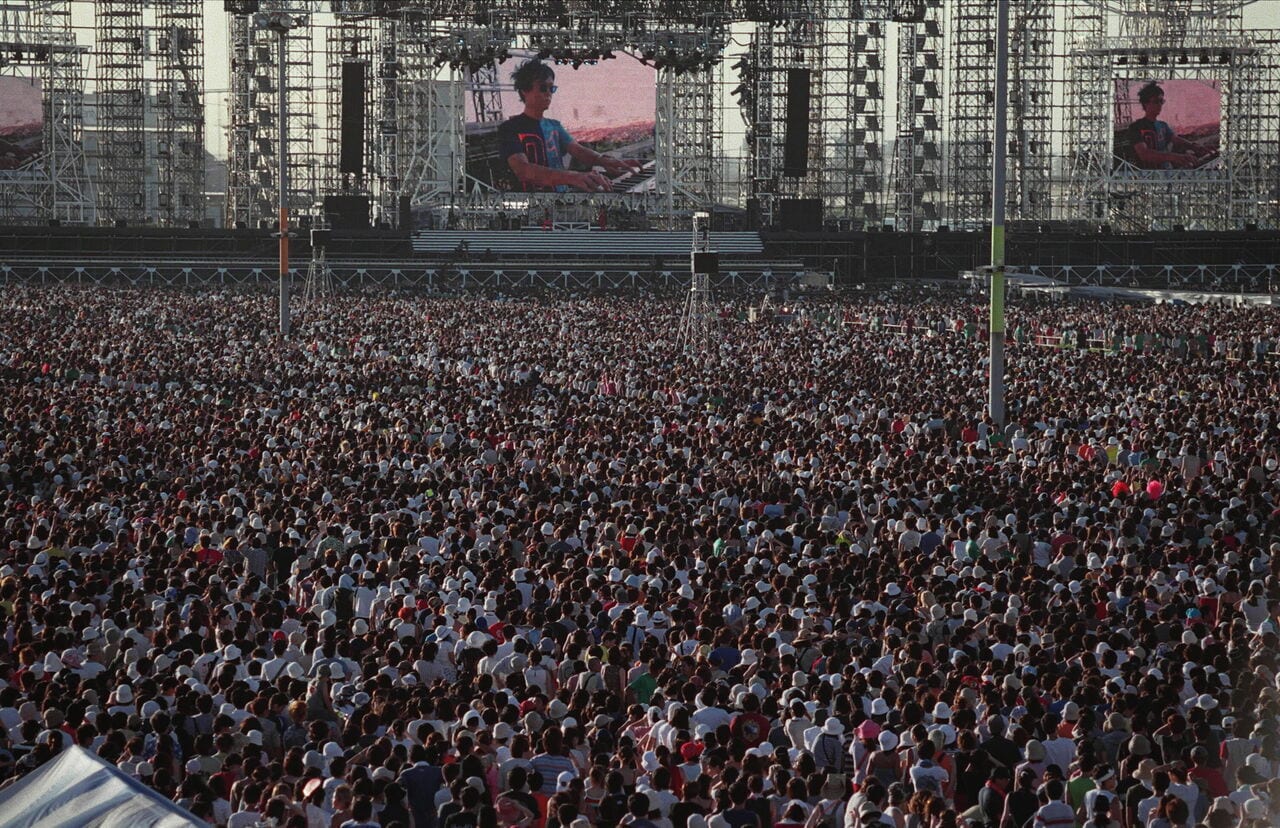 1999年、当時世界最大となった20万人ライブ ©︎時事通信社