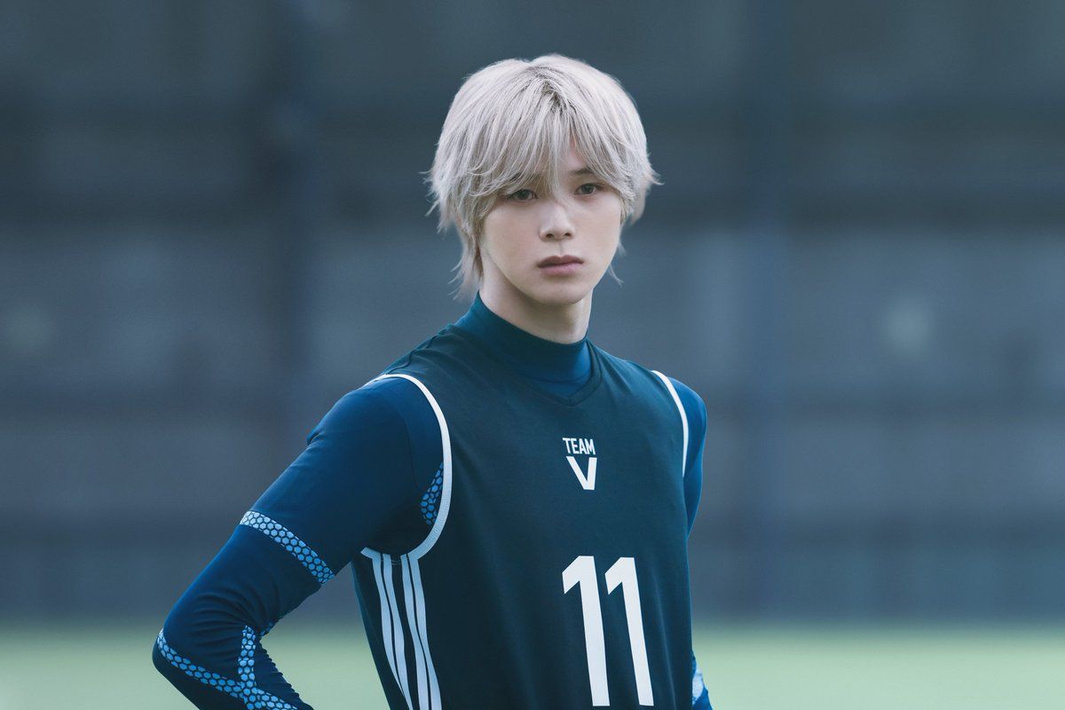 サッカー歴半年ながら桁外れのサッカーセンスで「天才」と称されるFW・凪誠士郎を演じたK(ケイ)（映画『ブルーロック』公式Xより）