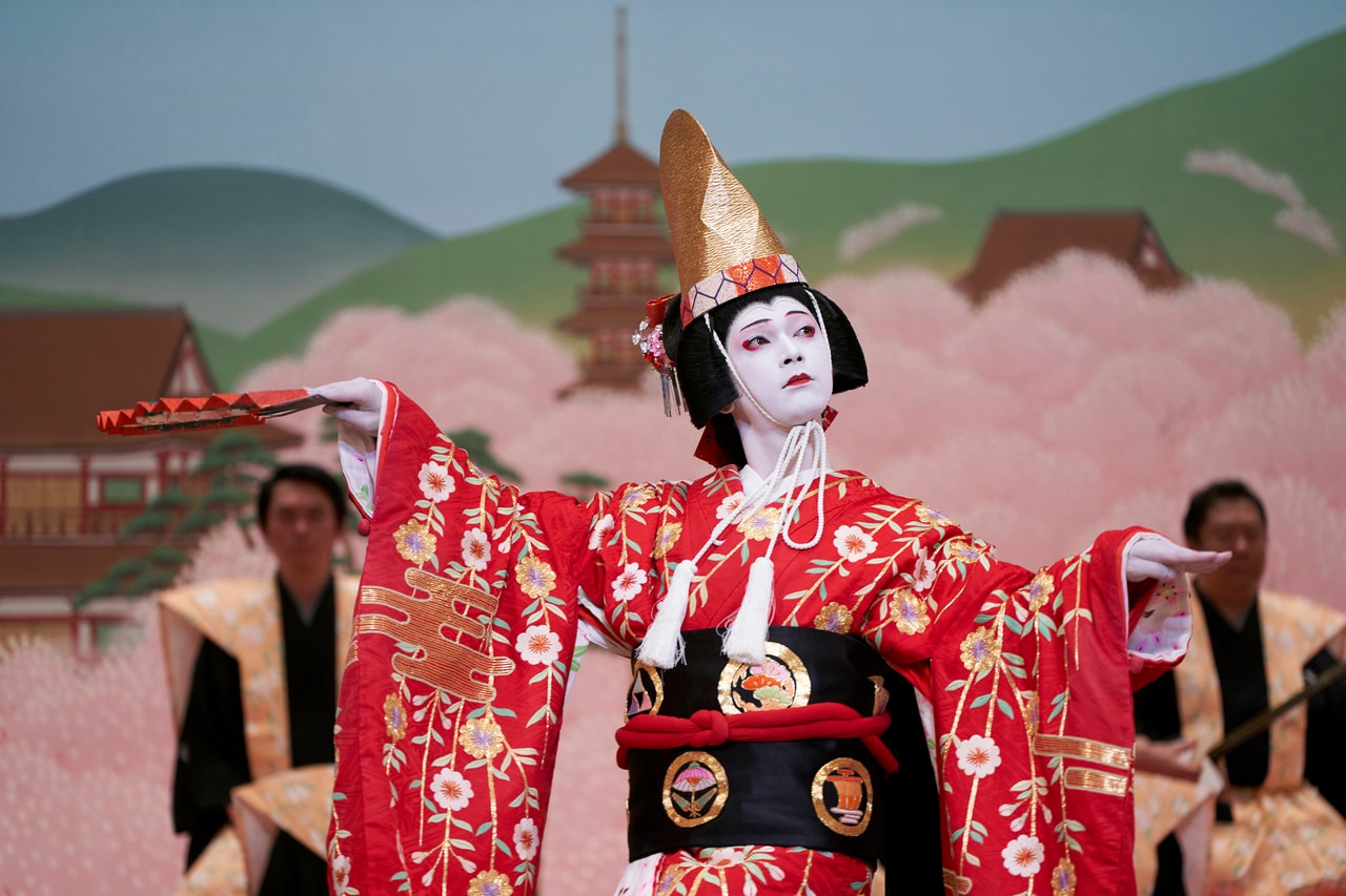 舞台に立つ喜久雄（吉沢亮）。俳優陣は歌舞伎シーンも吹き替えなしで挑んだ。『国宝』公式Xより。