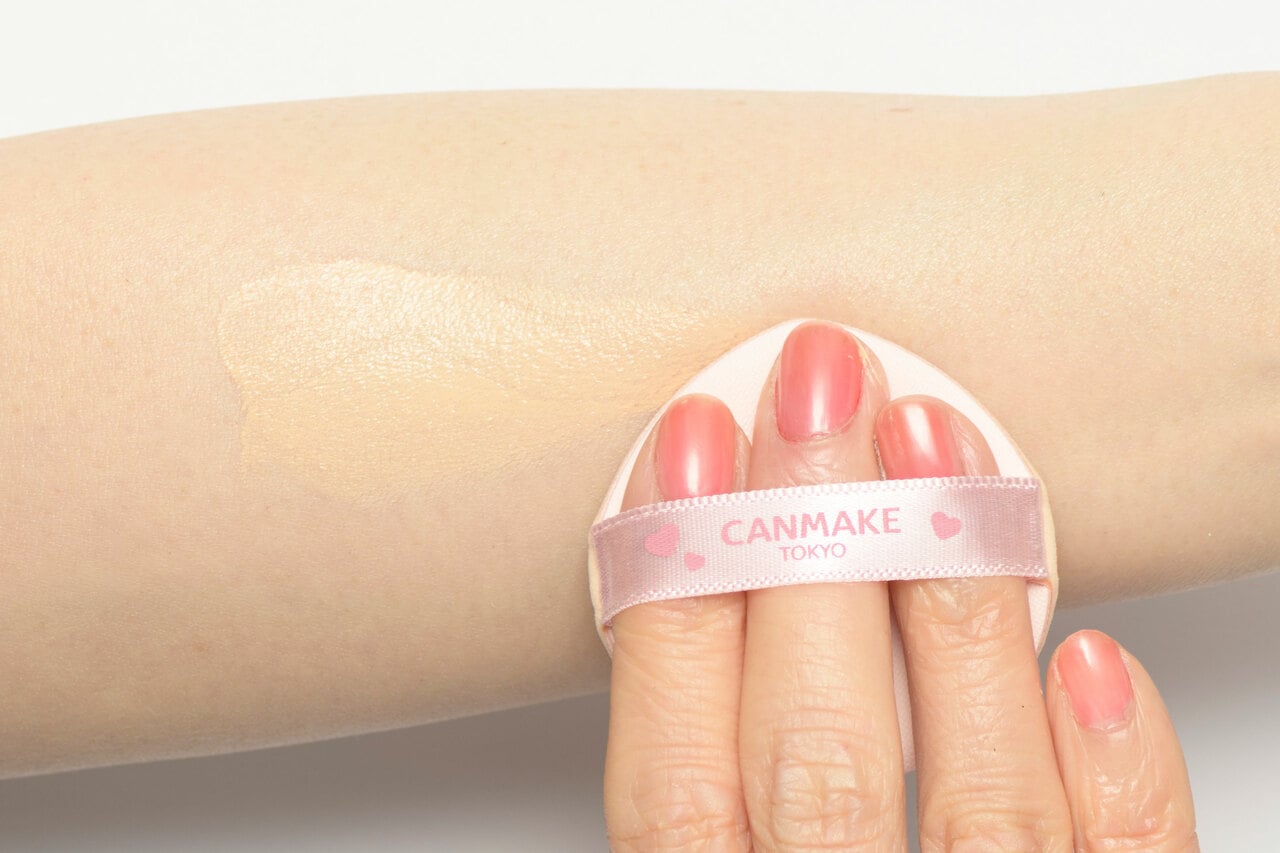 キャンメイク フィットグロウクッションのスウォッチ。