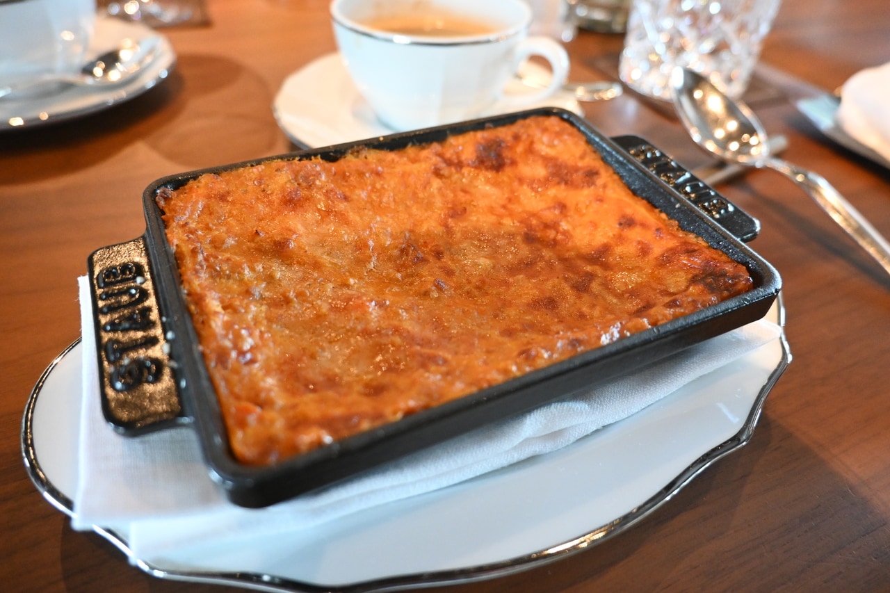 大きめにカットされたラザニアが一人一台配られます。