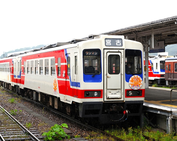 三陸鉄道●久慈駅から宮古駅、釡石駅を経て盛駅までの計163kmを走る三陸を象徴する鉄道。龍泉洞に最寄りの岩泉小本駅へは、宮古駅から約35分。